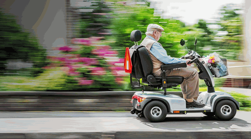 anziano su scooter elettrico per disabili